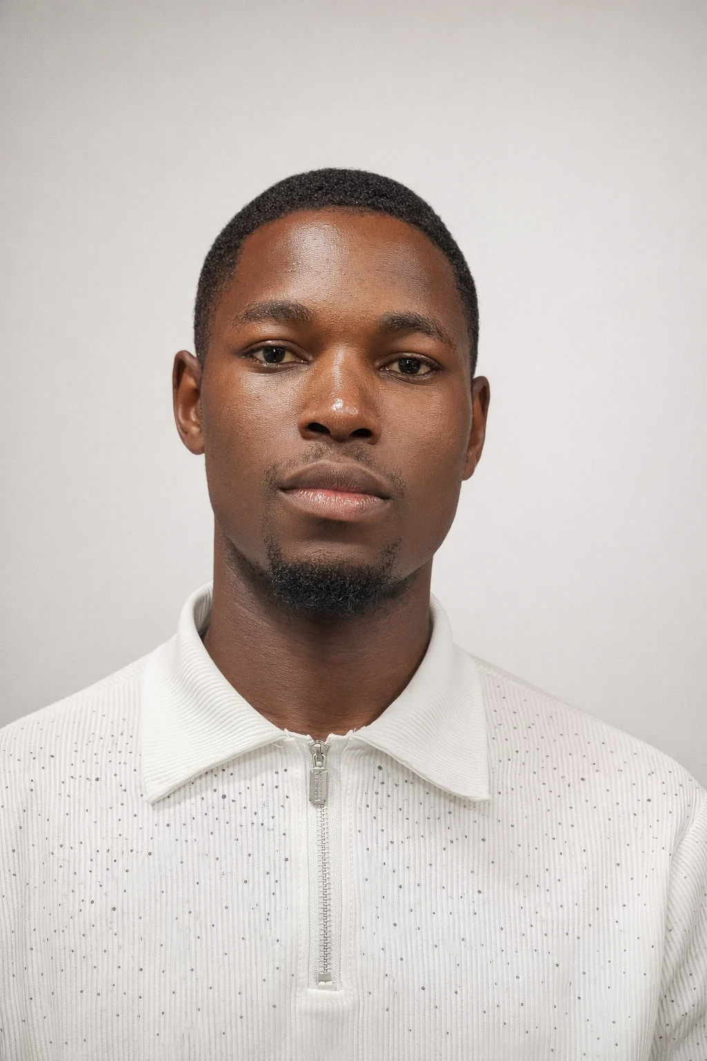 Portrait de Mr Z, consultant branding et stratégie à Douala